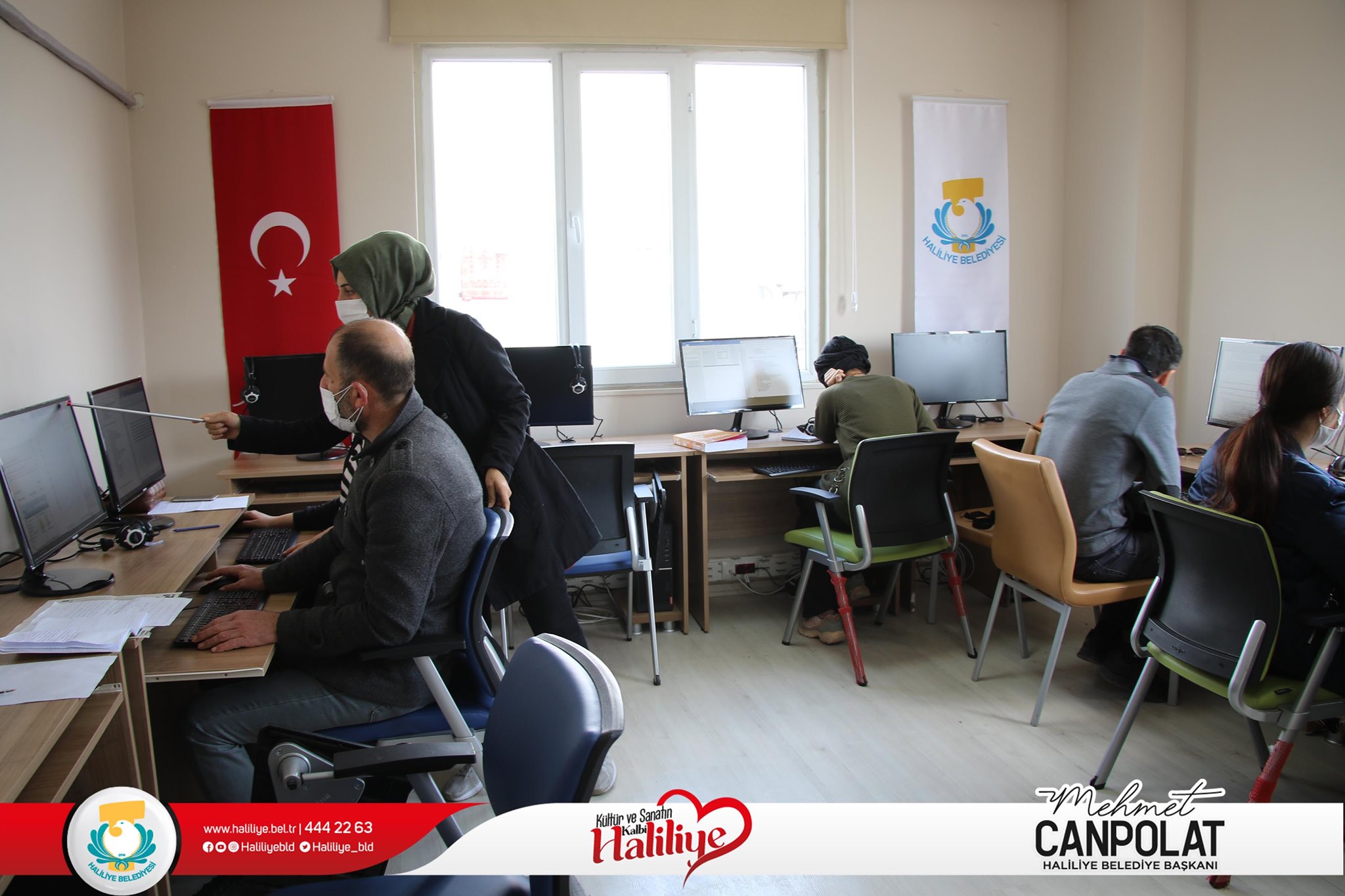 Bir bir veya daha fazla kişi, ofis ve yazı görseli olabilir