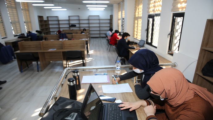 ÖĞRENCİLER SINAVLARA KARAKÖPRÜ BELEDİYESİ OKUMA SALONLARINDA HAZIRLANIYOR