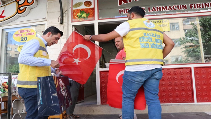 HALİLİYE’DE ESNAF VE VATANDAŞA TÜRK BAYRAĞI DAĞITILDI