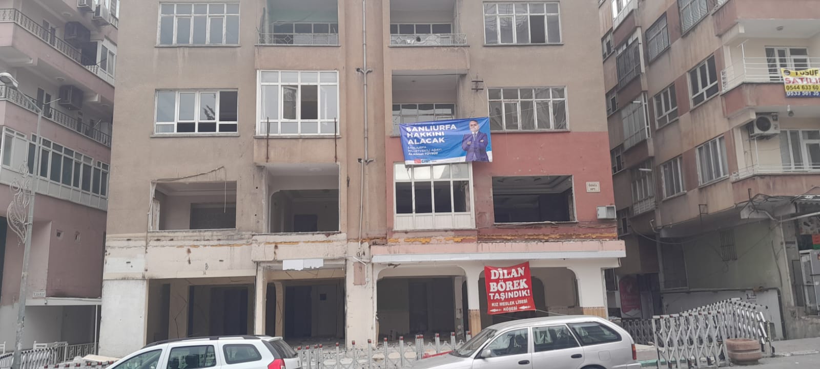 AĞIR HASARLI BİNAYA AFİŞ ASTILAR