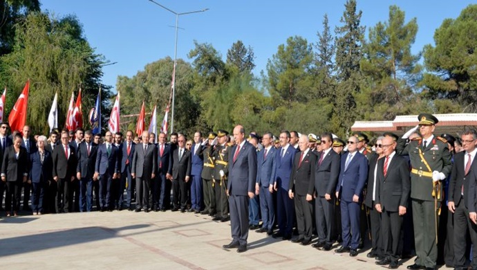 Cumhurbaşkanı Ersin Tatar, Lefkoşa Atatürk Anıtı’ndaki özel defteri imzaladı