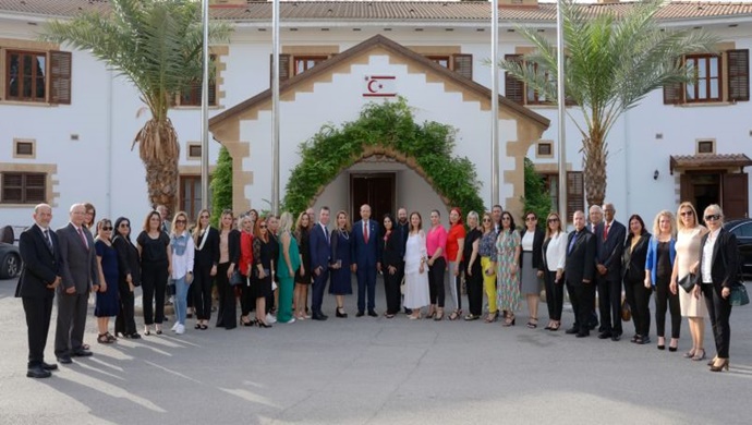 Cumhurbaşkanı Ersin Tatar, Bahar Esintileri Sanat Derneği Başkanı Ahmet Gökhan, Bahar Esintileri Koro Şefi Bahar Gökhan ve koro ekibini kabul etti