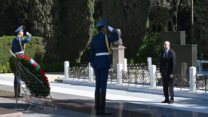 İlham Aliyev ve eşi Mehriban Aliyeva, Büyük Lider Haydar Aliyev’in Şeref Sokağı’ndaki kabrini ziyaret etti