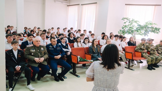 Tümen’de Birleşik Rusya, SVO katılımcılarıyla okul çocukları arasında bir toplantı düzenledi