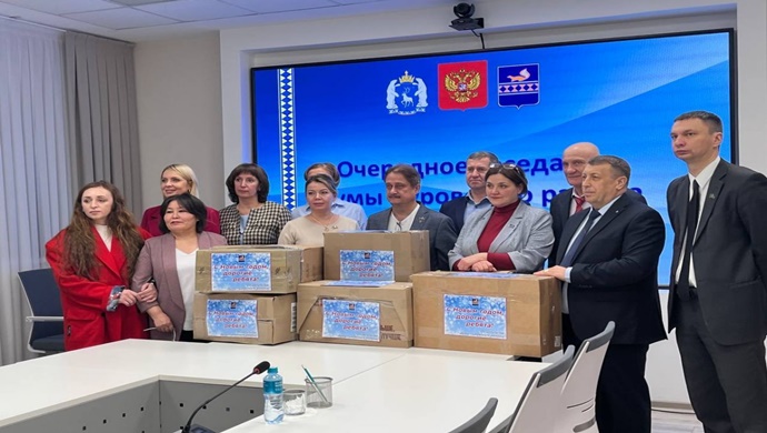 Единороссы ЯНАО отправили новогодние подарки детям-сиротам в Мариуполь