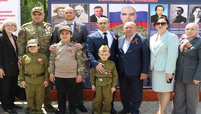 Birleşik Rusya partisinin “Tarihsel Bellek” projesi kapsamında Kizlyar’da “Kahramanlığın Kökenleri” adlı büyük ölçekli bir sergi açıldı