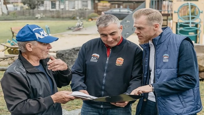 Çelyabinsk bölgesindeki bir köyde, “Kentsel Çevre” parti projesi kapsamında bir oyun parkı açıldı
